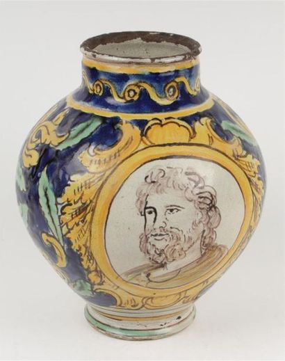 null SICILE (CALTAGIRONE)
Vase bombola en majolique à décor polychrome d'un portrait...