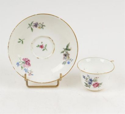 null VINCENNES
Tasse et sa soucoupe en porcelaine tendre à décor polychrome de bouquets...