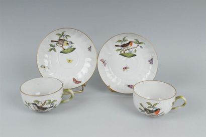 null HERENDT
Deux tasses à thé et soucoupes à décor polychrome d'oiseaux et papillons.
XIXe...