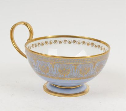 null SÈVRES
Tasse à thé en porcelaine à décor en or de palmettes et guirlandes de...