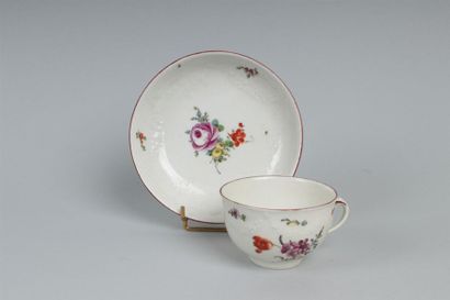 null LUDWIGSBURG
Tasse à thé et sa soucoupe en porcelaine à décor en relief de guirlandes...