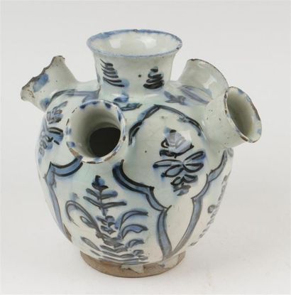 null IRAN, SAFAVIDE
Vase en céramique siliceuse à cinq orifices à décor en bleu et...