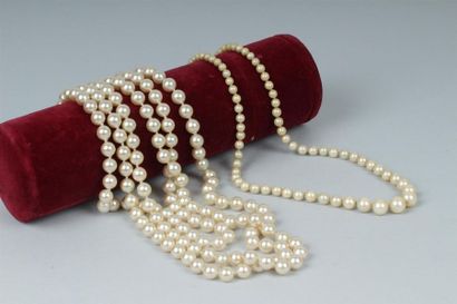 null LOT DE DEUX COLLIERS de perles d'imitation.
Longueur : 78 cm pour le sautoi...