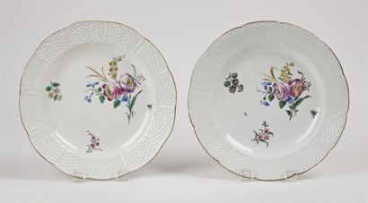 null Chantilly
Deux assiettes à bord contourné en porcelaine tendre à décor polychrome...