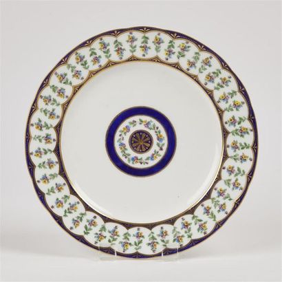 null Sèvres
Assiette en porcelaine tendre à décor polychrome nommé festons bleu souvenirs,...