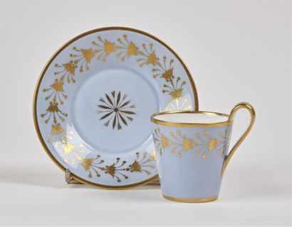 null Sèvres
Tasse conique à anse et sa soucoupe en porcelaine à décor en or de guirlandes...