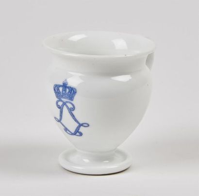 null Sèvres
Tasse à glace en porcelaine à décor en bleu du monogramme du roi Louis...
