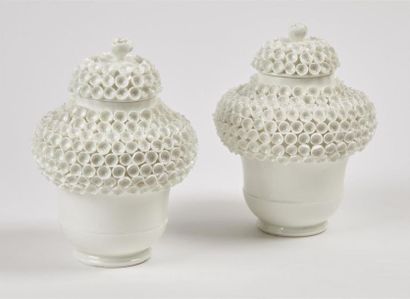 null Mennecy
Paire de vases couverts en porcelaine tendre émaillée blanche, de forme...