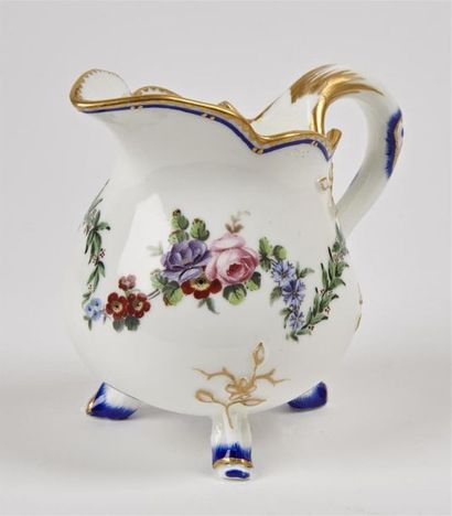 null Sèvres
Pot à lait à trois pieds en porcelaine tendre à décor polychrome de guirlandes...