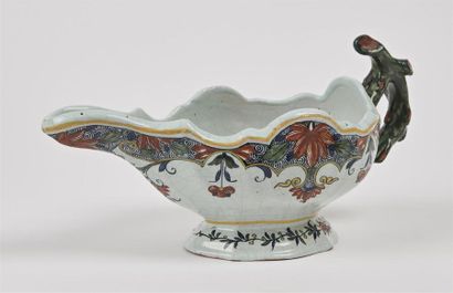 null Rouen
Saucière ovale en faïence à décor polychrome de fleurs et rinceaux sur...