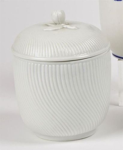 null Tournai
Pot à sucre couvert en porcelaine tendre émaillée blanche à décor en...
