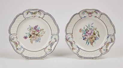 null Chantilly
Deux assiettes à bord contourné en porcelaine tendre à décor polychrome...