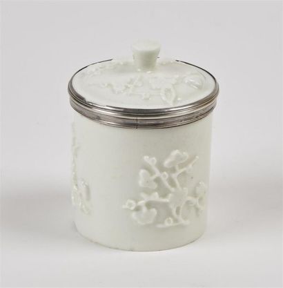 null Mennecy
Pot à pommade couvert en porcelaine tendre émaillée blanche à décor...