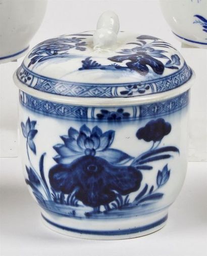 null Tournai 
Pot à sucre couvert en porcelaine tendre à décor en camaïeu bleu de...
