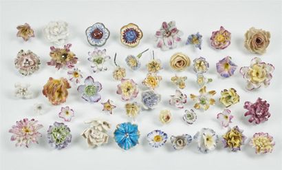 null France et Allemagne
Lot composé de cinquante fleurs en porcelaine polychrome...