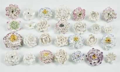 null France et Allemagne
Lot composé de cinquante fleurs en porcelaine polychrome...