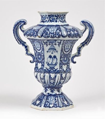 null Rouen
Vase de forme balustre en faïence muni de deux anses latérales à décor...