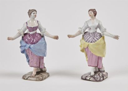 null Doccia
Deux statuettes en porcelaine représentant une femme debout sur une base...