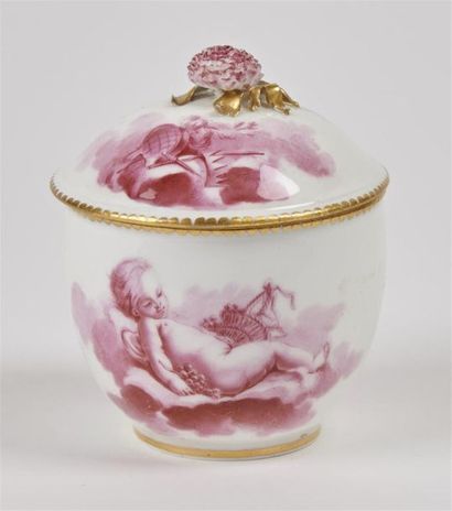 null Sèvres
Pot à sucre Bouret couvert en porcelaine tendre à décor en camaïeu rose...