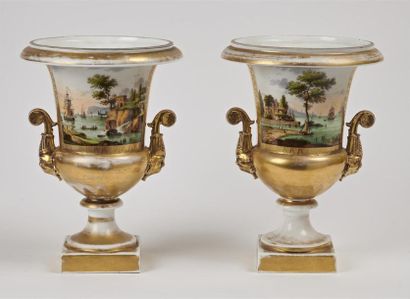 null Paris
Paire de vases forme Médicis en porcelaine à décor polychrome de paysages...