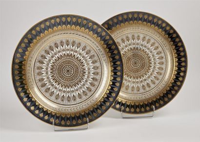 null Sèvres
Deux grands plats ronds en porcelaine à décor de rosaces et palmettes,...