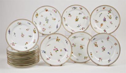 null Sèvres
Dix-neuf assiettes en porcelaine à décor de semis de fleurettes.
Datées...