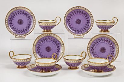 null Sèvres
Six tasses à thé et leur soucoupe en porcelaine à décor de guirlandes...