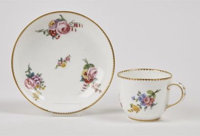 null Sèvres
Gobelet Bouillard et une soucoupe en porcelaine tendre à décor polychrome...
