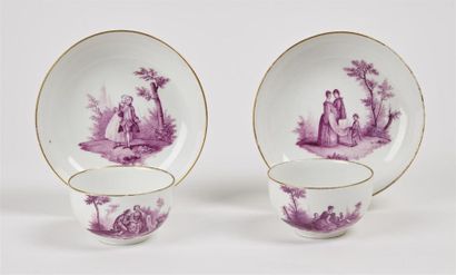 null Meissen
Deux tasses à thé et leur soucoupe en porcelaine à décor en camaïeu...