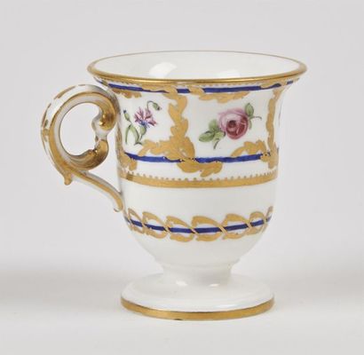 null Sèvres
Tasse à glace en porcelaine tendre à décor polychrome de roses et barbeaux...