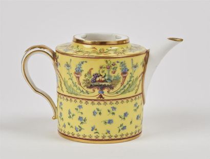 null Sèvres
Théière litron en porcelaine tendre à décor polychrome sur fond jaune...