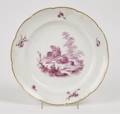 null Vincennes
Assiette à ozier en porcelaine tendre à décor en camaïeu pourpre au...