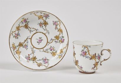null Sèvres
Gobelet Calabre et sa soucoupe en porcelaine dure à décor polychrome...