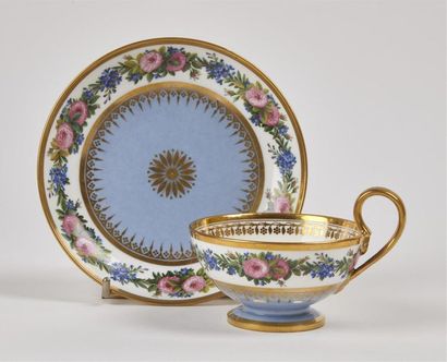 null Sèvres
Tasse à thé et sa soucoupe en porcelaine à décor polychrome de guirlandes...