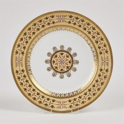 null Sèvres
Assiette en porcelaine à décor polychrome et or au centre d'une rosace...