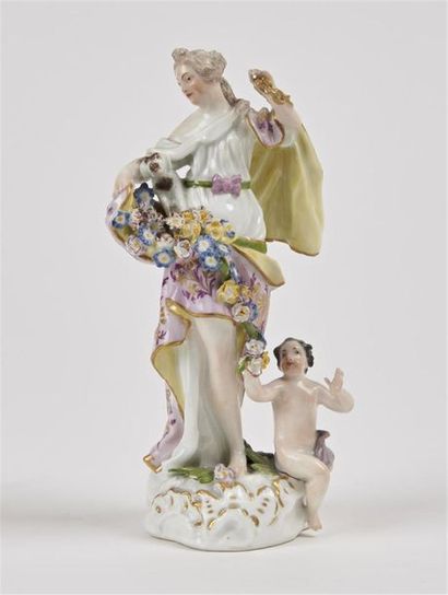 null Meissen
Trois statuettes en porcelaine, l'une représentant une figure de Flore...