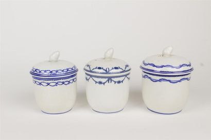 null Tournai
Trois pots à sucre couvert en porcelaine tendre à décor en camaïeu bleu...