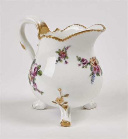 null Sèvres
Pot à lait à trois pieds en porcelaine dure à décor polychrome de bouquets...