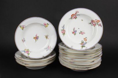 null SÈVRES
Treize assiettes à potage en porcelaine tendre dont deux à bord contourné...