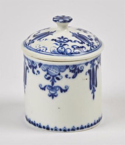 null Saint-Cloud
Pot à pommade couvert en porcelaine tendre à décor en camaïeu bleu...