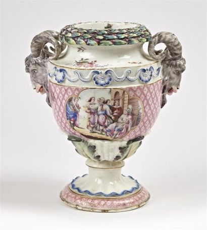 null Sceaux
Vase en porcelaine tendre de forme balustre, reposant sur un piédouche,...
