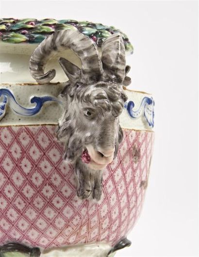 null Sceaux
Vase en porcelaine tendre de forme balustre, reposant sur un piédouche,...