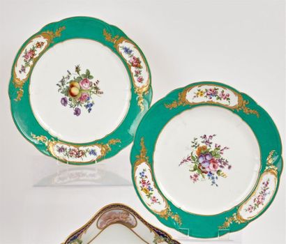 null Sèvres
Deux assiettes à palmes en porcelaine tendre à décor polychrome au centre...