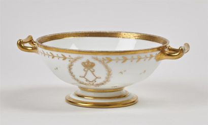 null Sèvres
Corps d'écuelle en porcelaine à décor en or du monogramme du roi Louis...