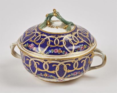 null Sèvres
Ecuelle ronde couverte en porcelaine tendre à décor polychrome et or...