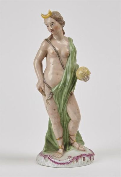 null Thuringe
Statuette en porcelaine représentant Diane debout tenant un arc dans...