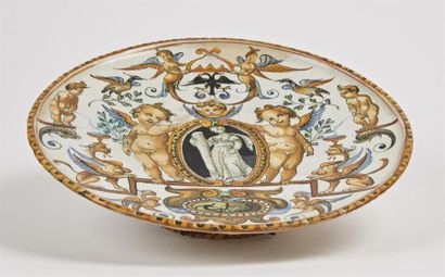 null Urbino
Coupe tazza sur piédouche en majolique à décor polychrome a raffaelesche...