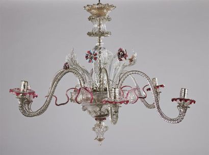 null LUSTRE en verre de Venise à six bras de lumière mouvementés, à décor de feuillages...