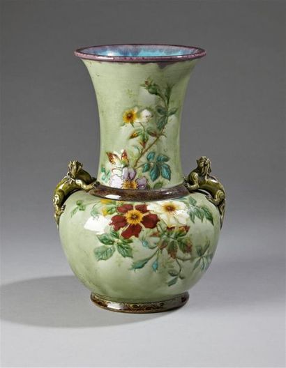 null Théodore DECK (1823-1891)
Vase en faïence à corps sphérique et long col tubulaire...
