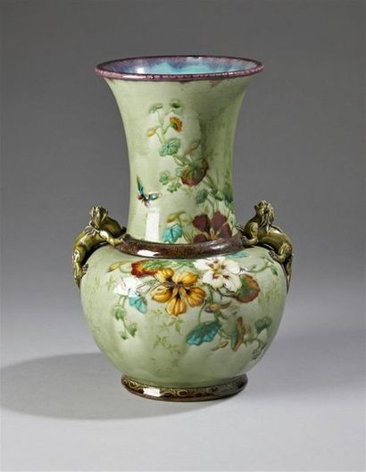 null Théodore DECK (1823-1891)
Vase en faïence à corps sphérique et long col tubulaire...